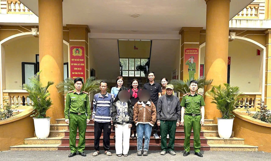 Lực lượng công an phối hợp gia đình, nhà trường đưa hai nữ sinh trở về địa phương sau khi rời nhà đi làm xa. Ảnh: Công an xã Văn Bàn