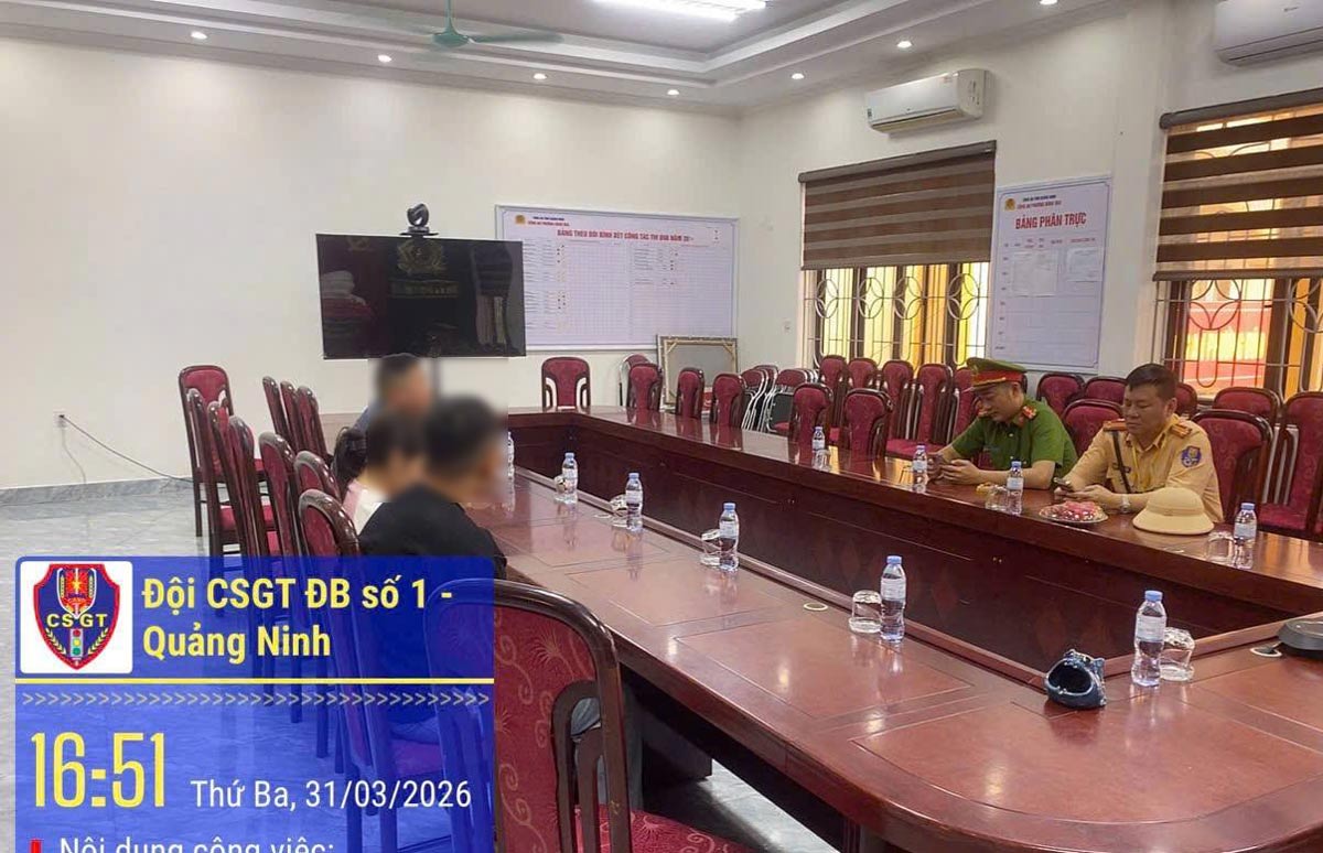 Lực lượng CSGT mời chủ phương tiện và những người liên quan đến làm việc, xác minh, xử lý vụ việc. Ảnh: Công an Quảng Ninh