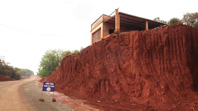 Chủ tịch tỉnh Đồng Nai chỉ đạo khẩn vụ hạ cốt nền đường khiến nhà dân chênh vênh
