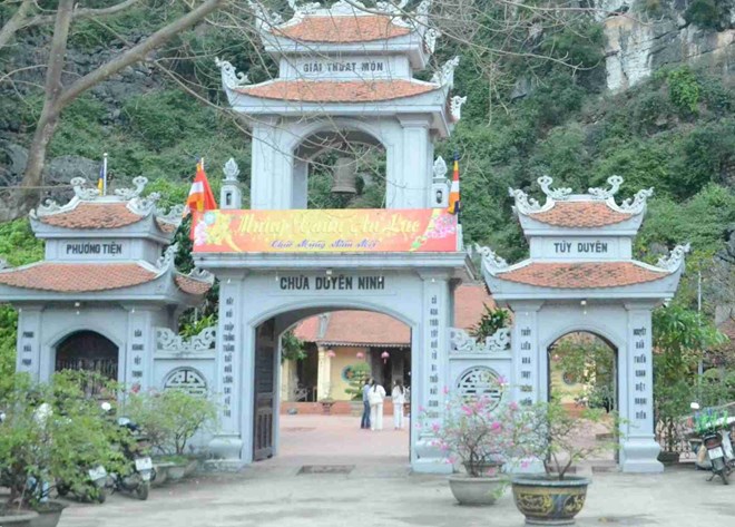 Ngôi chùa 1.000 năm tuổi ở Ninh Bình thu hút giới trẻ đến cầu duyên đầu năm