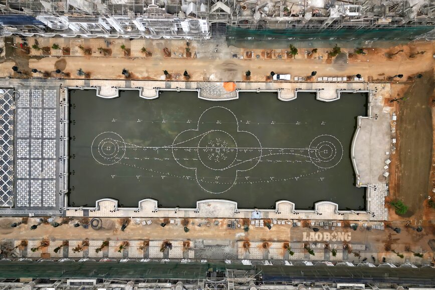 Theo báo cáo, đến nay tổng giá trị thực hiện dự án ước đạt gần 689 tỉ đồng, trong đó, một số hạng mục đạt tiến độ cao như: San nền đạt 90%, hệ thống thoát nước đạt 85%, bể nhạc nước hoàn thành 100%, hạng mục tháp đồng hồ đạt khoảng 84%, nhà phố đạt khoảng 35%.