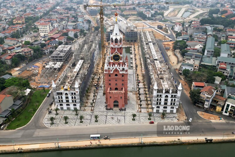 Tại đây, tháp đồng hồ là một điểm nhấn đáng chú ý, tháp được thiết kế theo phong cách châu Âu cổ điển, đặc biệt là mang khá nhiều nét tương đồng với tháp Spasskaya tại Điện Kremlin, Nga.