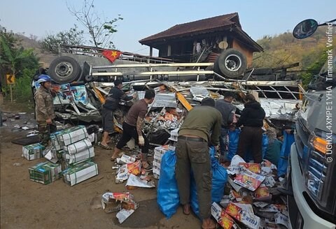 3 người bị thương sau vụ lật xe tải trên Quốc lộ 6