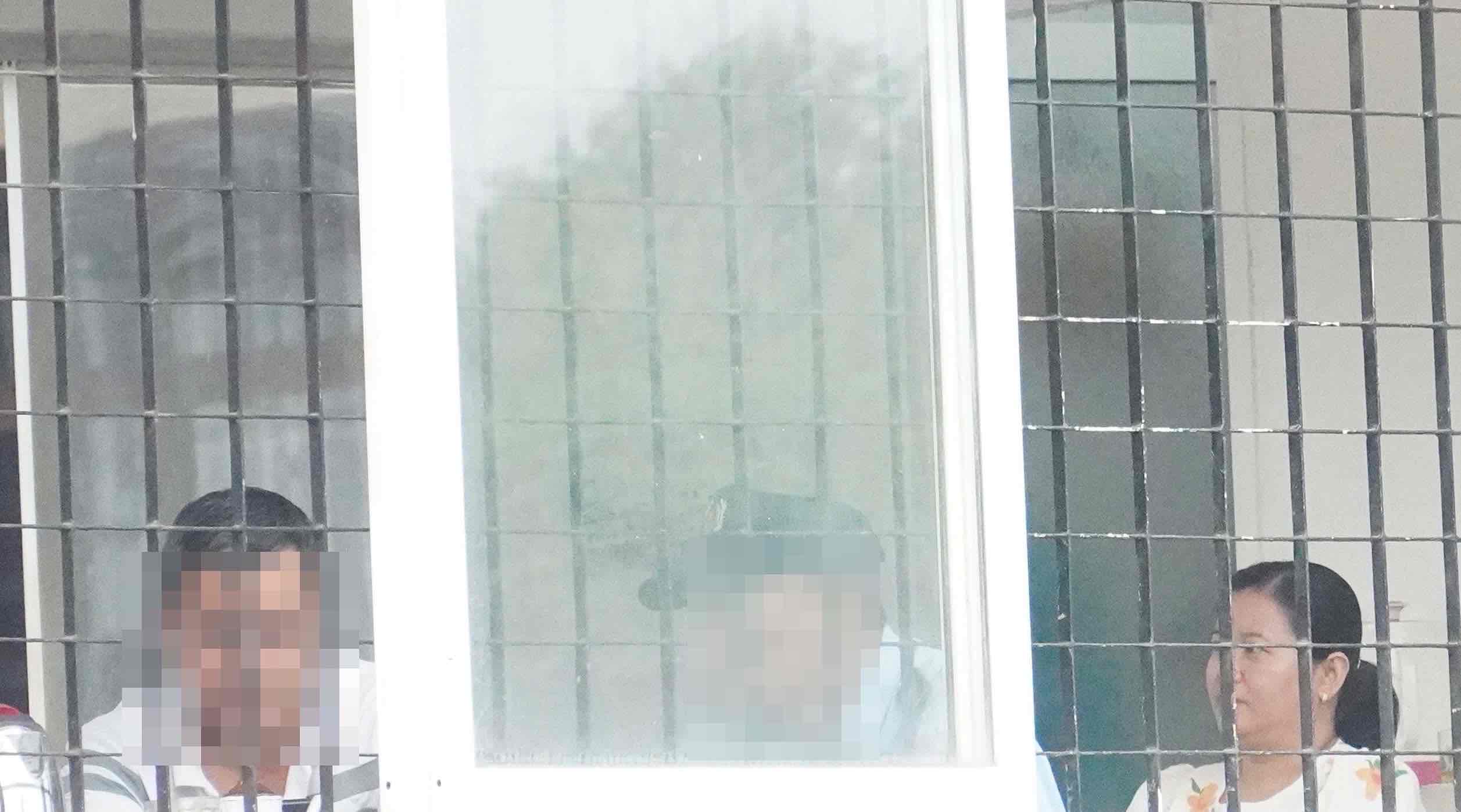 Chị Oanh ngồi ở phòng bảo vệ Công ty TNHH Texma Vina sáng ngày 21.3. Ảnh: HAC