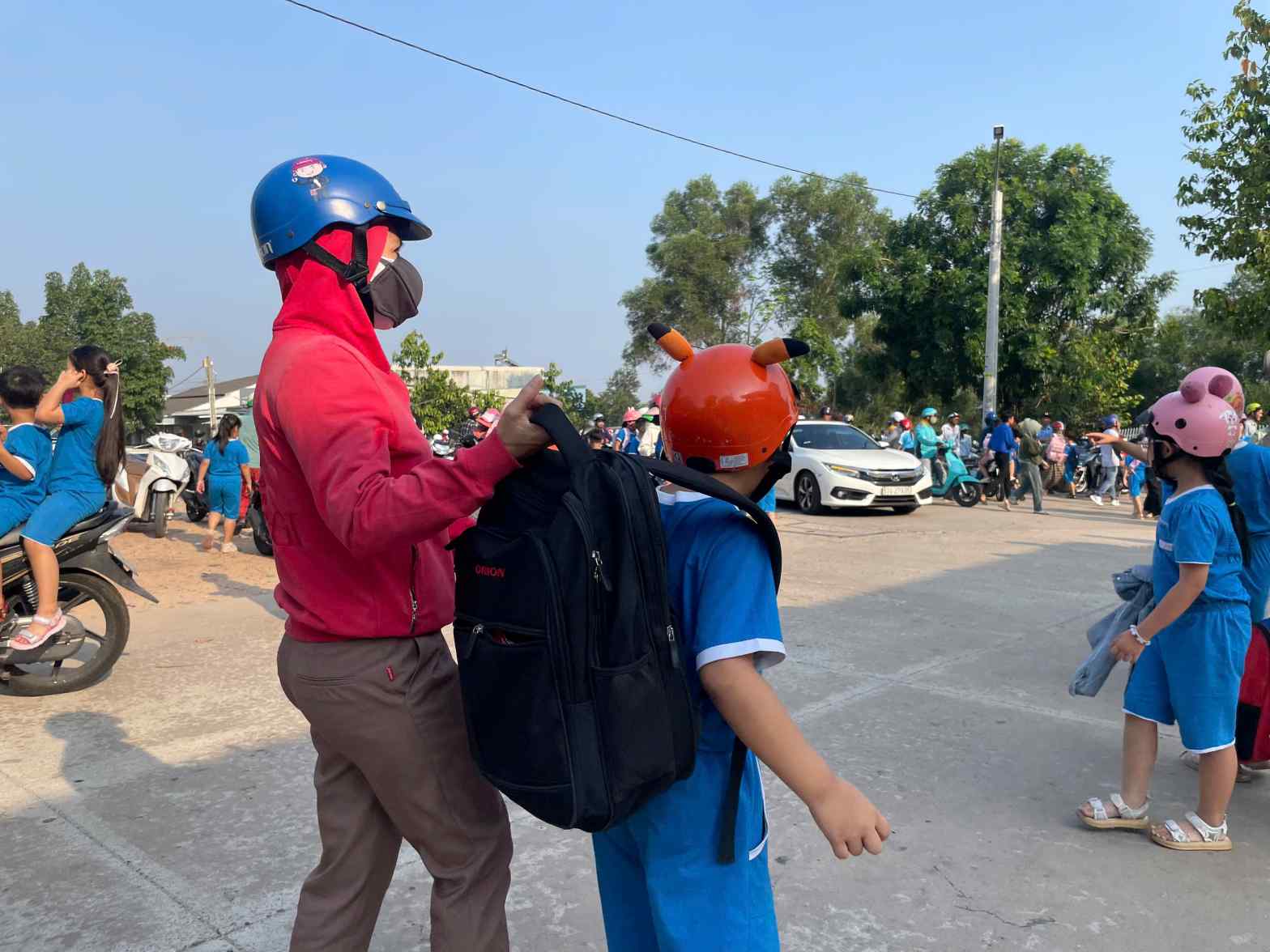 Phụ huynh đến đón học sinh tan học ra về. Ảnh: Đình Trọng