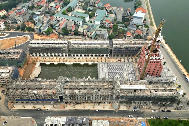 Tọa lạc ven hồ công viên Văn Lang, dự án gồm 387 căn nhà ở kết hợp thương mại, dịch vụ, với tổng diện tích sàn xây dựng trên 213.000m2.