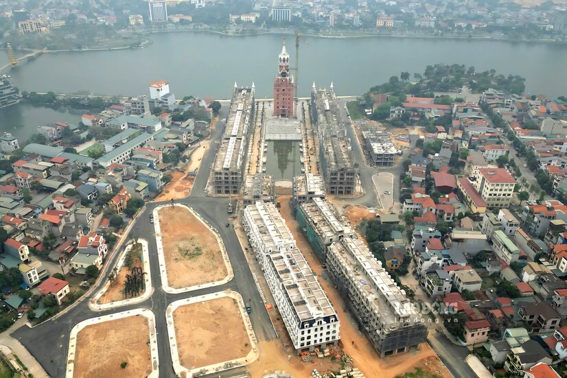 Dự án Khu nhà ở đô thị Tiên Cát, phường Thanh Miếu có quy mô hơn 14,2ha, tổng mức đầu tư gần 968 tỉ đồng, do Công ty Cổ phần Tập đoàn Sông Hồng Thủ Đô làm chủ đầu tư.