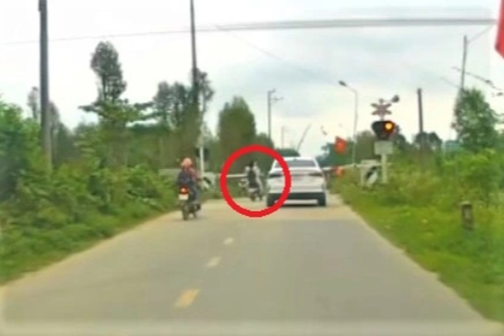 Thót tim cảnh 2 nữ sinh lao qua đường ray ngay trước mũi tàu hỏa - 1