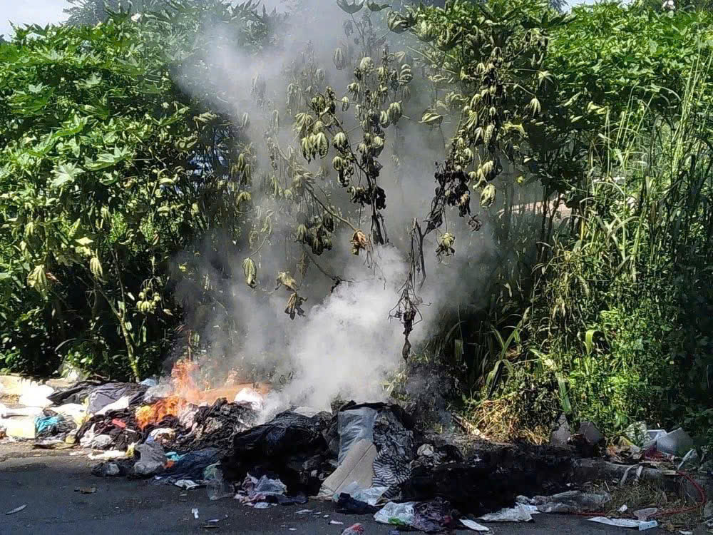 UBND XÃ BA VÌ KHUYẾN CÁO NHÂN DÂN KHÔNG ĐỐT RÁC THẢI SINH HOẠT VÀ BÃ SẮN, BÃ CÂY RONG RIỀNG SAU CHẾ BIẾN