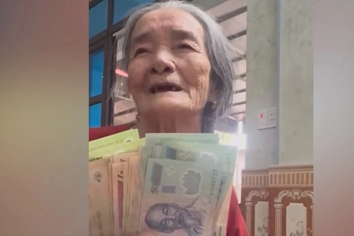 Cụ bà 80 tuổi tặng con trai đi làm ăn xa 11 triệu đồng tiền tiết kiệm