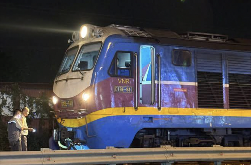 Xe máy bị tàu hỏa vò nát, hai nữ sinh đại học tử vong - 1