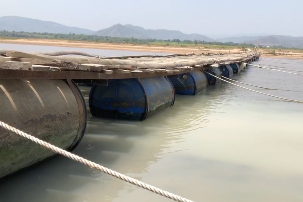 Người dân góp tiền làm cầu phao dài hơn 200m vượt sông Ba - 3 Người dân góp tiền làm cầu phao dài hơn 200m vượt sông Ba - 3