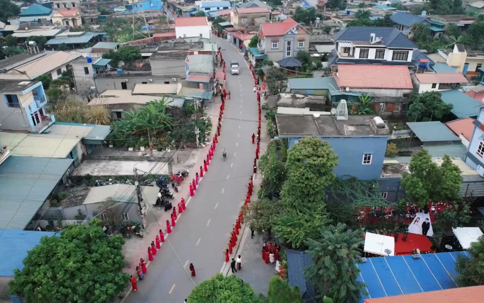 Con gái lấy chồng, mẹ mời 500 phụ nữ làng xếp hàng gần cây số đón nhà trai - 1