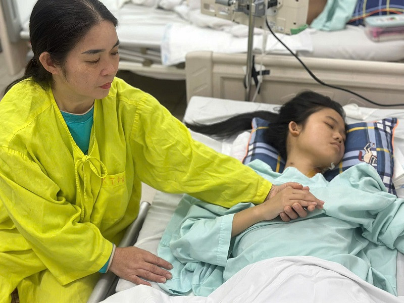 Mất 2 chân trên đường đi ôn thi, nữ sinh 17 tuổi cần cộng đồng giúp đỡ