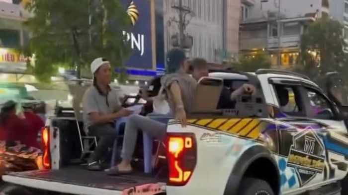 Tước bằng lái tài xế chở nhóm người ăn uống trên thùng xe bán tải gây xôn xao TPHCM