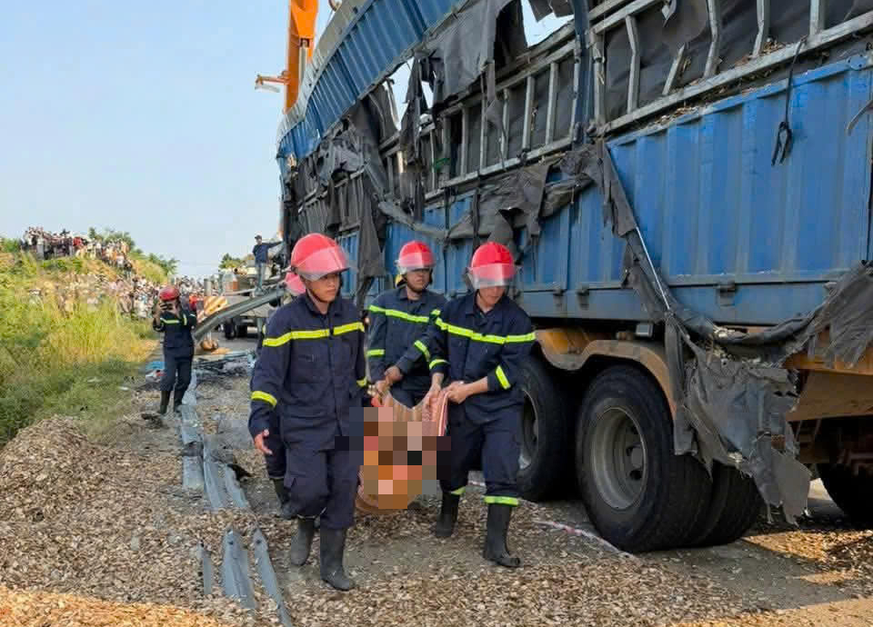 Khoảnh khắc đáng sợ xe container tông xe máy , Camera hành trình ghi lại 3 người tử vong - Ảnh 1.