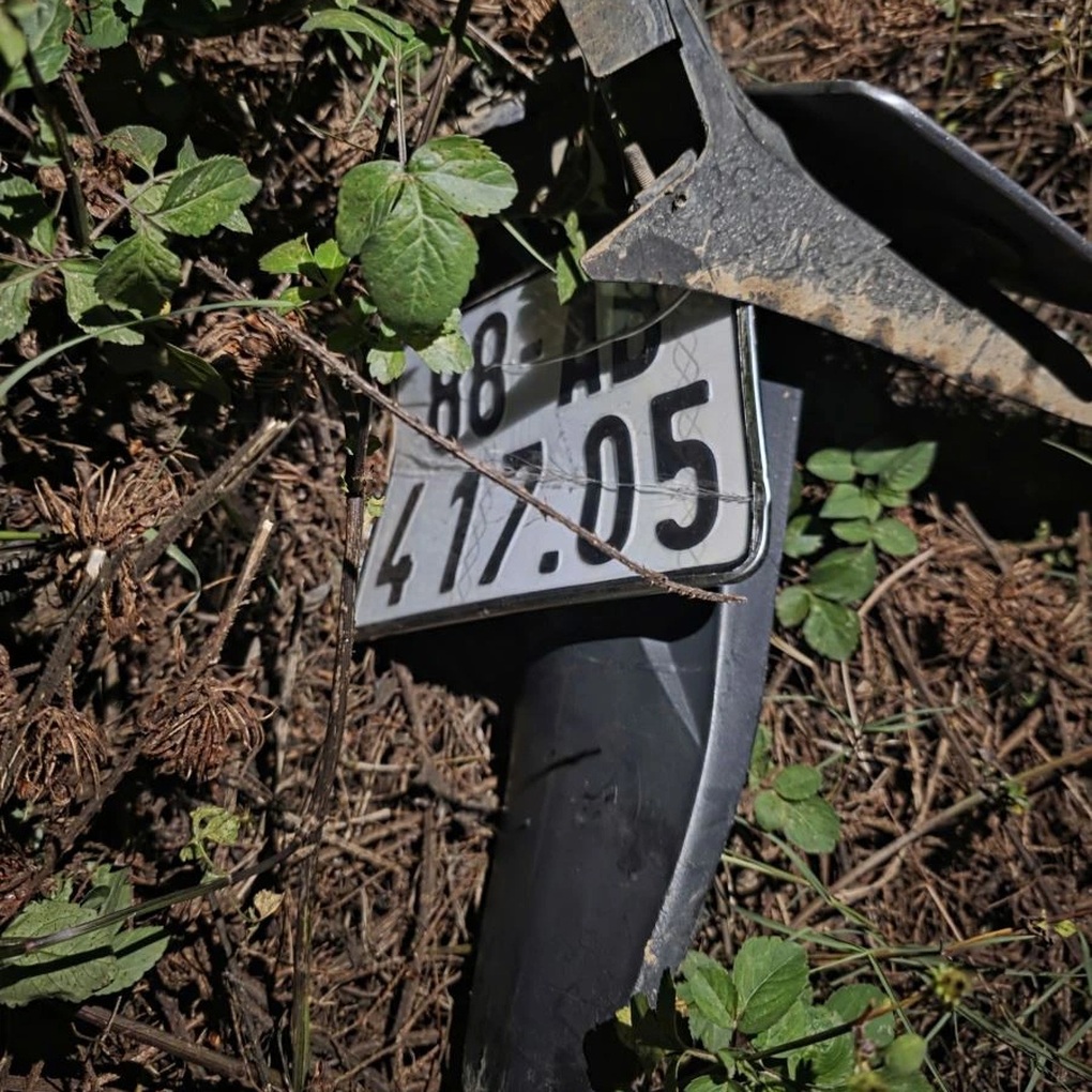 Nhóm nam nữ đập gãy biển số rồi dàn cảnh trả lại biển để cướp xe - 2