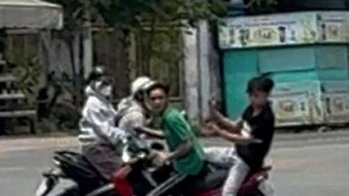 Clip: Hai người đi xe máy bị đuổi đánh trên đường ở TPHCM