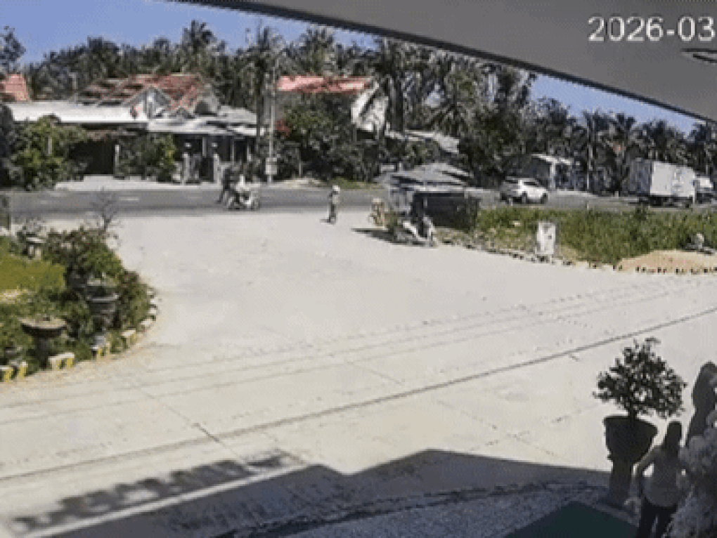 Xe máy bị tàu hỏa vò nát, hai nữ sinh đại học tử vong - 3