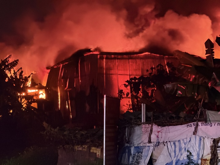 Hà Nội rạng sáng nay: Mưa đá và có cháy lớn - Ảnh 2.