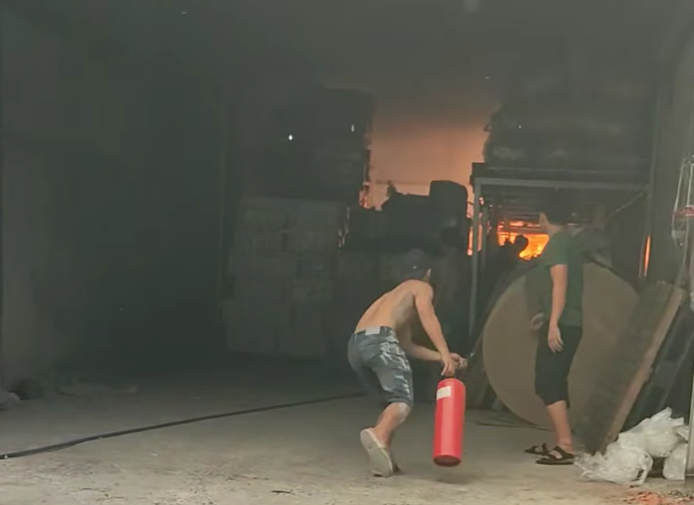 Cháy xưởng giấy, công nhân nhanh trí dùng xe nâng cứu hàng