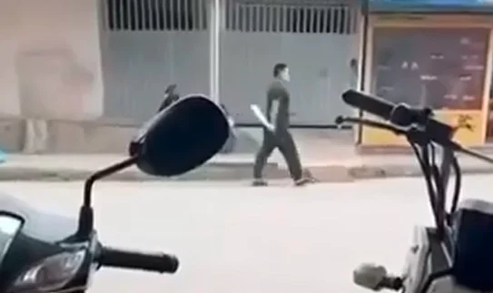 Đang ngồi uống cà phê trên phố, người đàn ông ở Nghệ An bất ngờ bị chém trọng thương