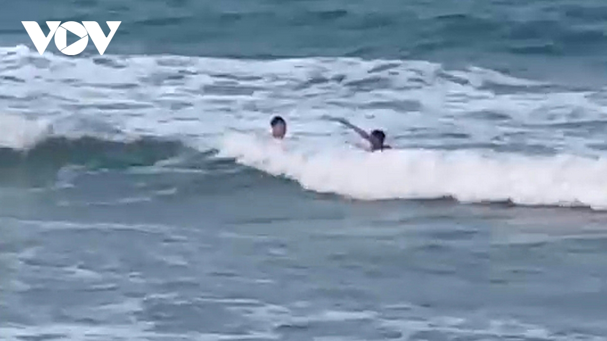 Kịp thời cứu du khách bị chuột rút khi tắm biển ở Nghệ An