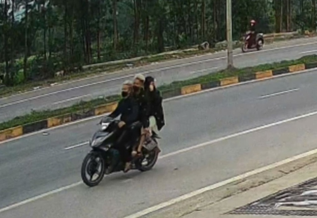 Nhóm nam nữ đập gãy biển số rồi dàn cảnh trả lại biển để cướp xe - 1