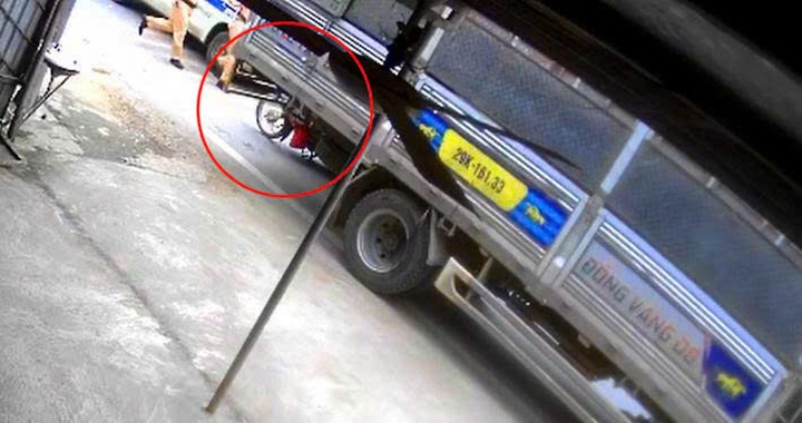 CSGT cứu mạng nữ shipper bị cuốn vào gầm xe tải khi đang nghe điện thoại