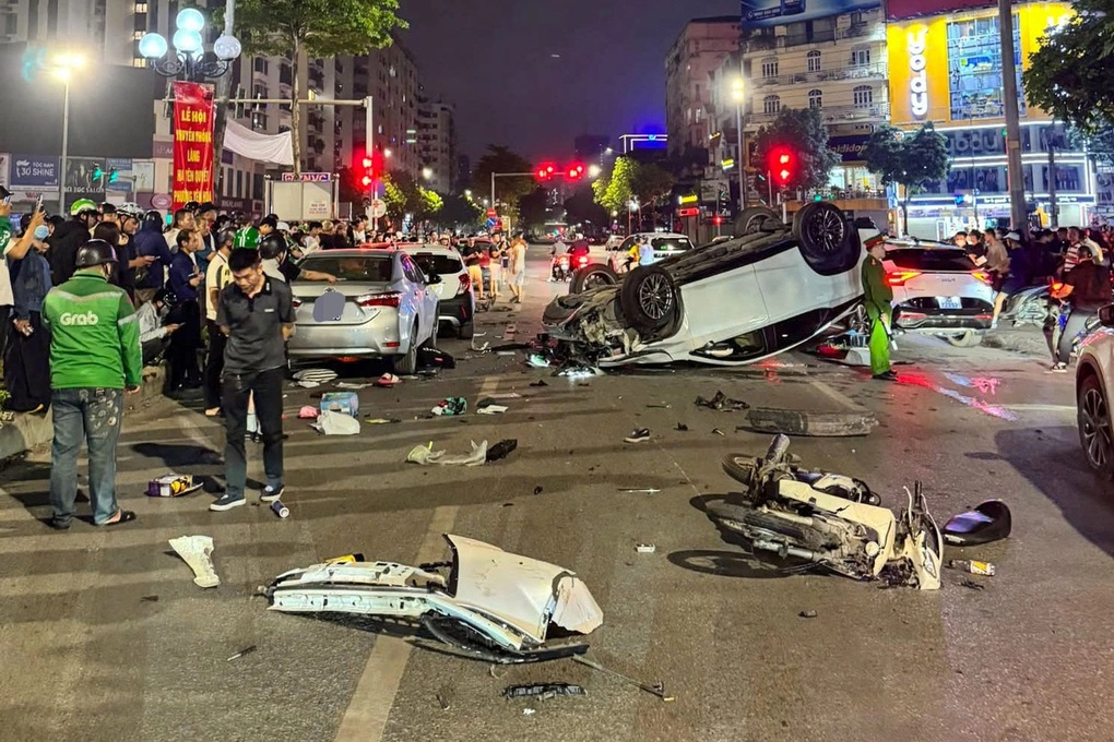 Tạm giữ hình sự tài xế Lexus tông liên hoàn 5 ô tô ở Hà Nội - 1 Tạm giữ hình sự tài xế Lexus tông liên hoàn 5 ô tô ở Hà Nội - 1