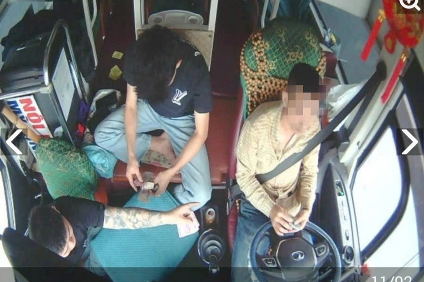 Tài xế và 2 phụ xe khách vừa lái xe trên cao tốc vừa đánh bạc