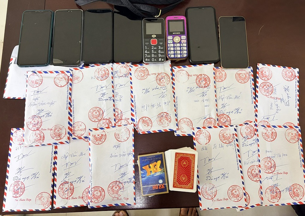 U70 mang 3 tiền án vẫn tham gia ổ đánh bạc lưu động - 2 U70 mang 3 tiền án vẫn tham gia ổ đánh bạc lưu động - 2