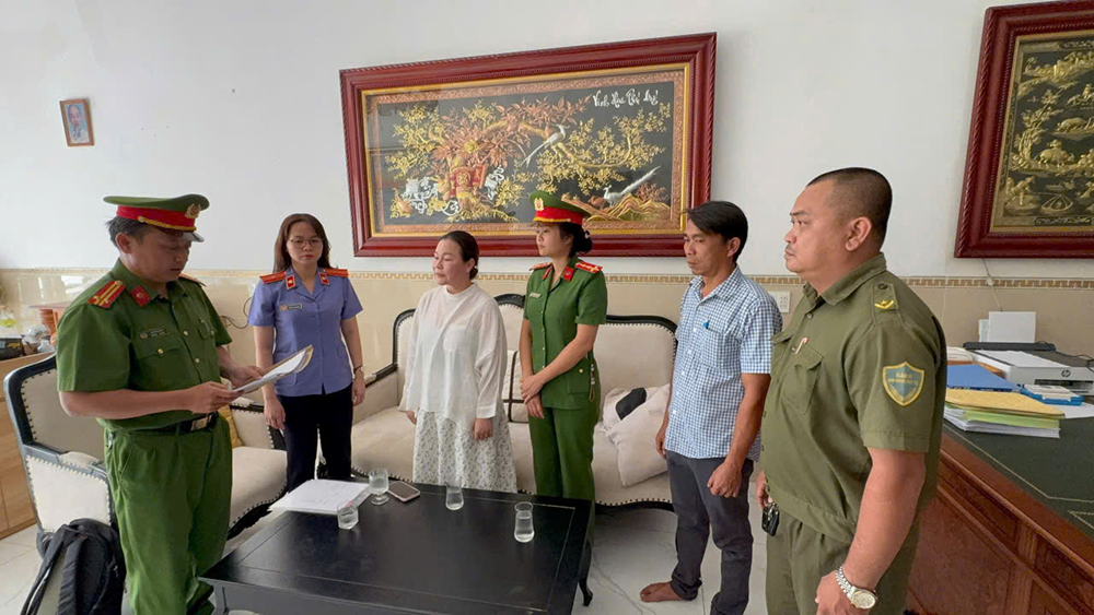 Cảnh sát khám xét nơi ở của vợ cố diễn viên Quý Bình