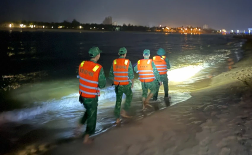 Xuyên đêm tìm kiếm du khách bị sóng cuốn mất tích tại biển Nhật Lệ