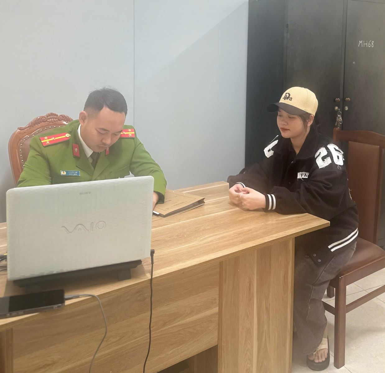 Chuyển thành công 100 triệu đồng vào tài khoản 1020886xxxx ở Vietcombank, người phụ nữ ở Hưng Yên vội báo công an