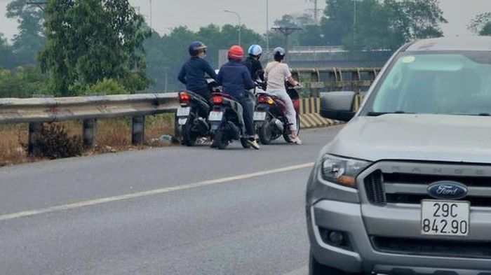 Bắc Ninh: Xe máy ngang nhiên đi ngược chiều, quay đầu trái phép trên QL18