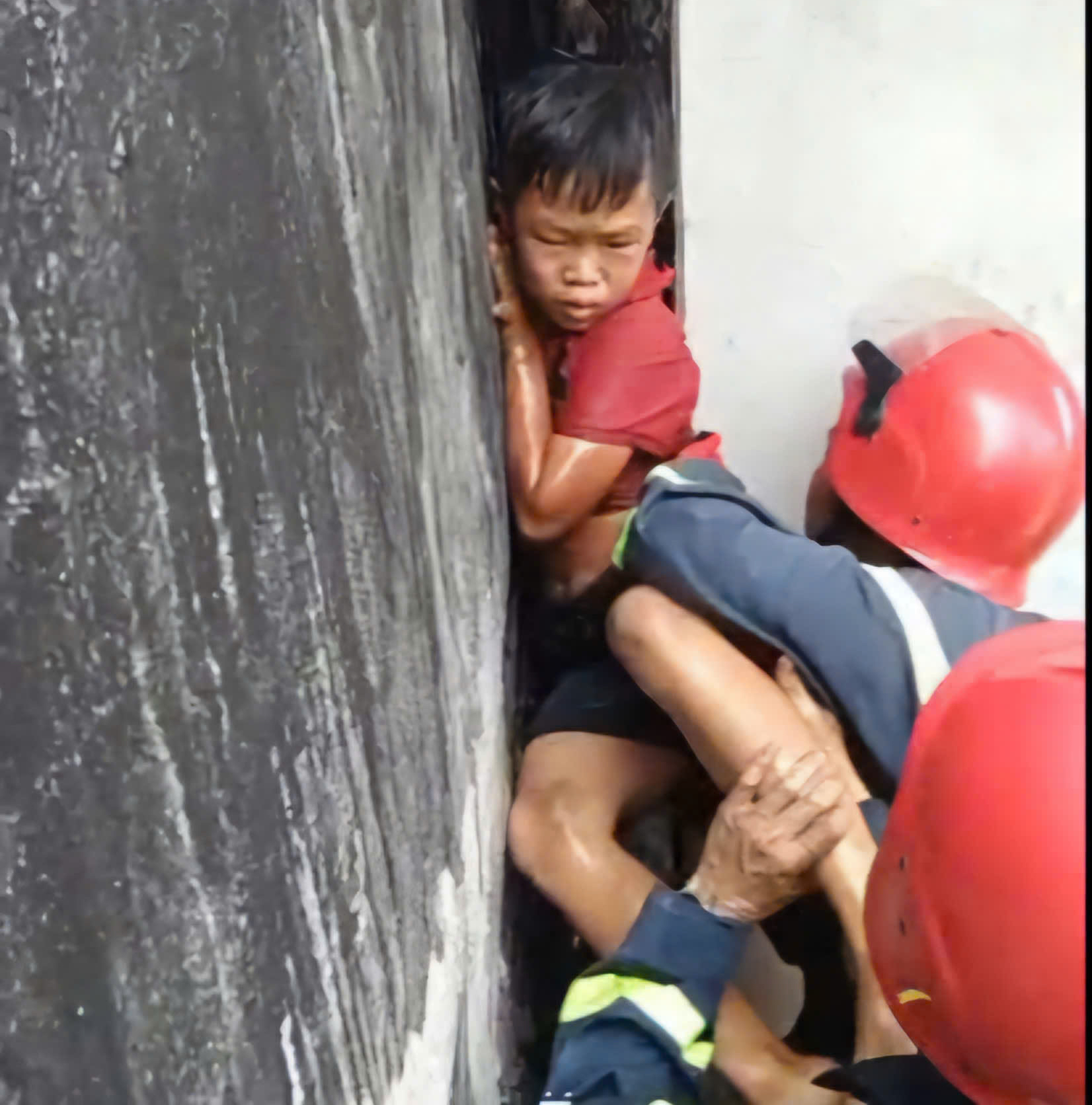 20 phút giải cứu cháu bé bị mắc kẹt giữa hai bức tường nhà ở TPHCM- Ảnh 2. 20 phút giải cứu cháu bé bị mắc kẹt giữa hai bức tường nhà ở TPHCM- Ảnh 2.