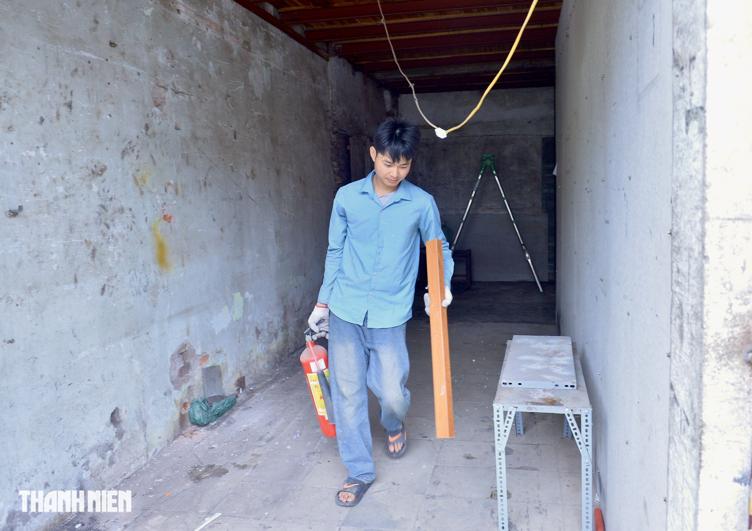 Gặp người thợ nhôm sắt dùng chân giàn giáo phá mái tôn ‘mở đường sống’ cho 7 người- Ảnh 6.
