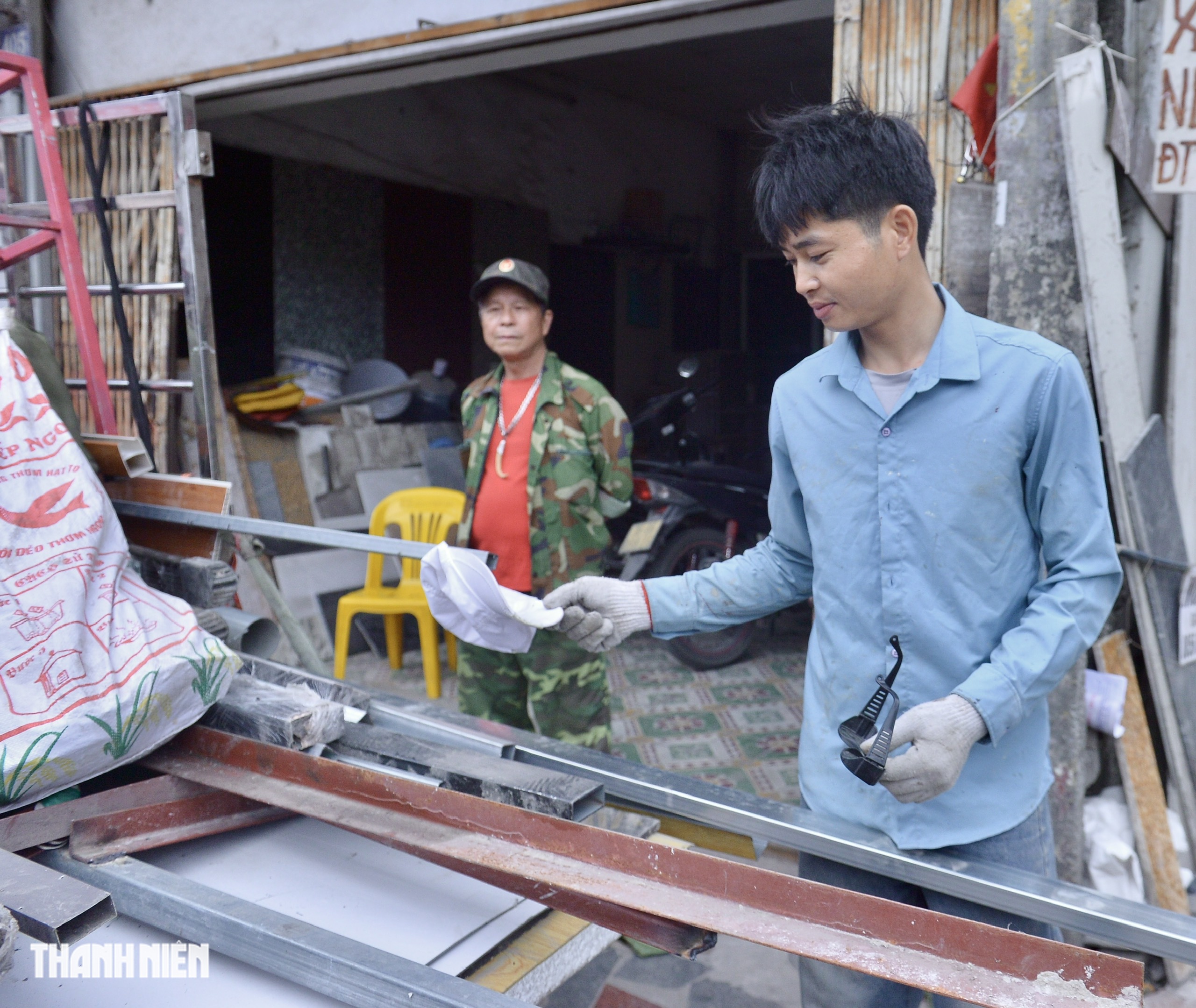 Gặp người thợ nhôm sắt dùng chân giàn giáo phá mái tôn ‘mở đường sống’ cho 7 người- Ảnh 5.