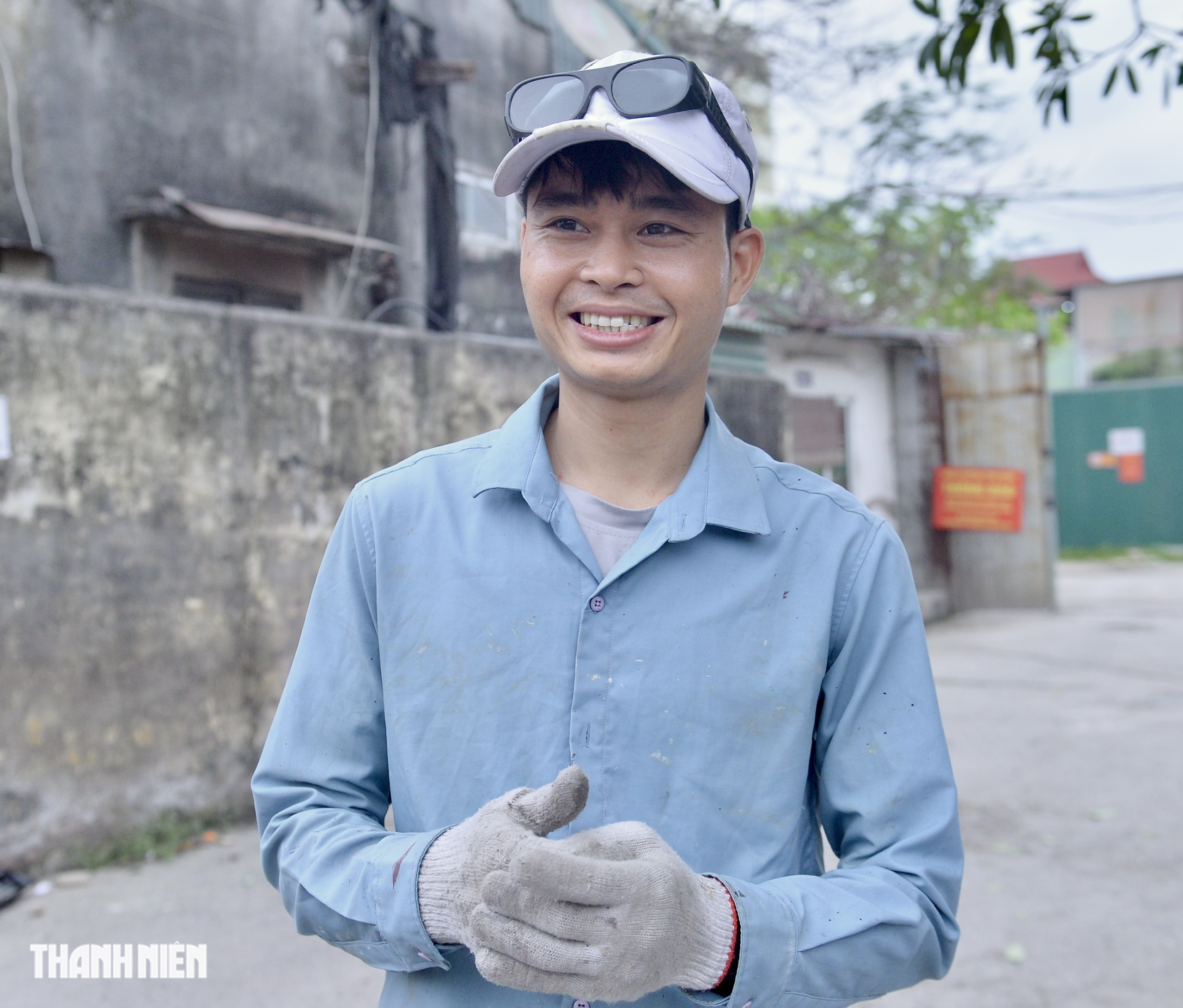 Gặp người thợ nhôm sắt dùng chân giàn giáo phá mái tôn ‘mở đường sống’ cho 7 người- Ảnh 2.