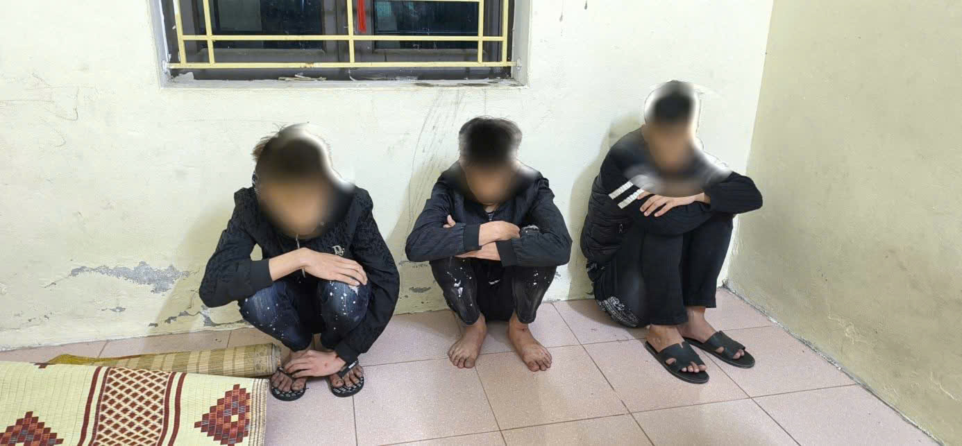 Xử lý nhóm thanh niên kẹp 3 thông chốt CSGT