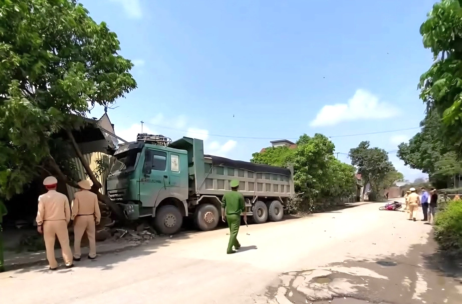Ninh Bình: Va chạm với xe tải, người đàn ông đi xe máy tử vong thương tâm