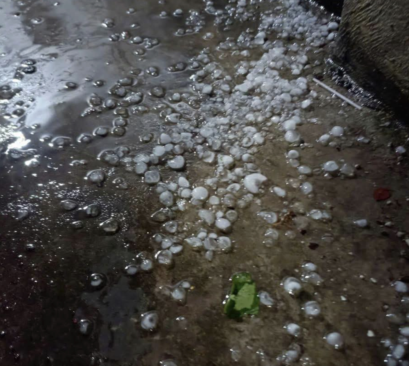 Hà Nội rạng sáng nay: Mưa đá và có cháy lớn - Ảnh 5.