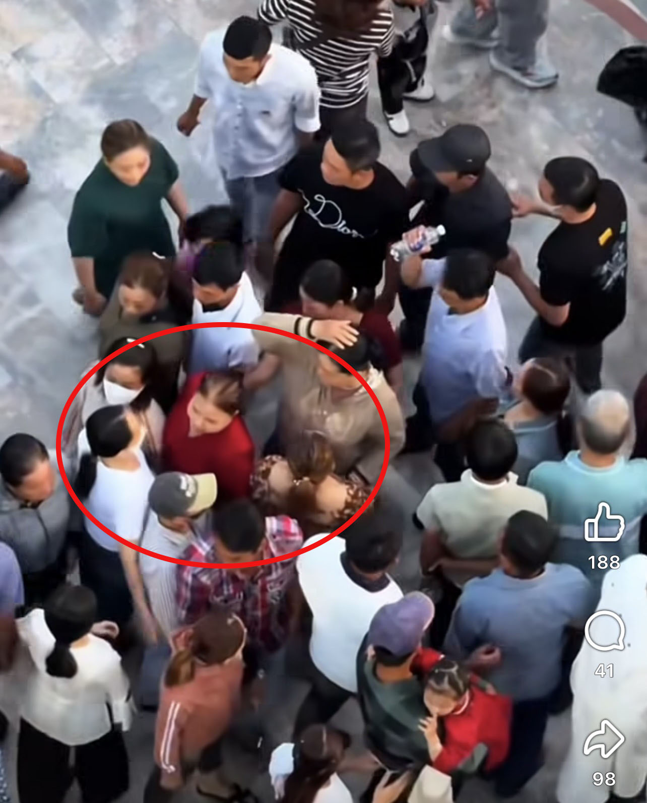 Vụ clip dàn cảnh giật dây chuyền nhanh như chớp ở khu du lịch: Đã bắt 1 đối tượng