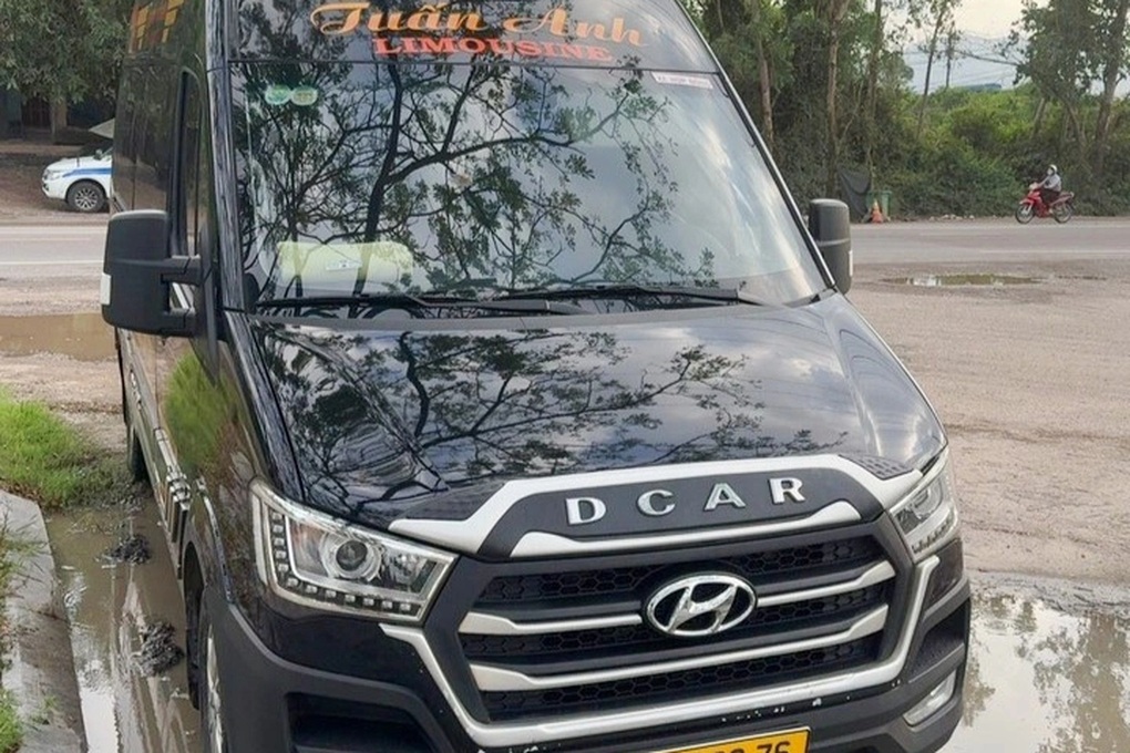 Bị tước phù hiệu vẫn chở khách, tài xế và chủ xe lĩnh phạt 67,5 triệu đồng - 1