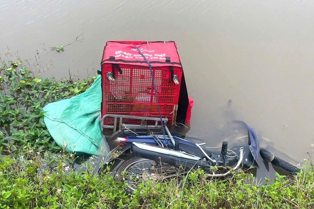 Phát hiện thi thể nam shipper cùng xe máy dưới mương nước - 1