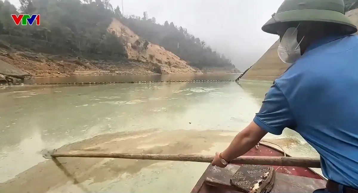 Hồ Séo Mý Tỷ (Lào Cai) ô nhiễm, bốc mùi hôi thối, váng xanh nổi dày đặc