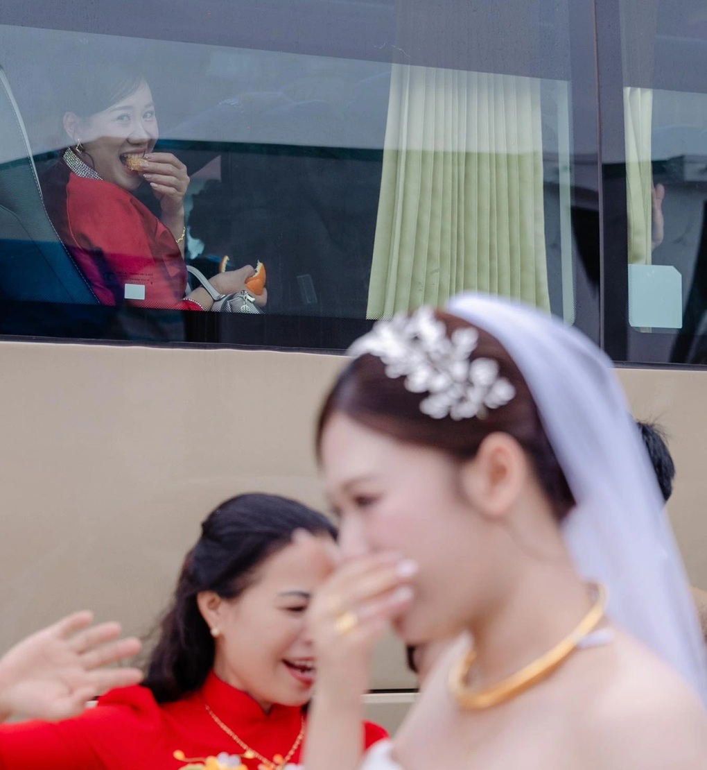 Đằng sau khoảnh khắc cô dâu Hưng Yên xinh đẹp khóc, mẹ cười rạng rỡ gây sốt - 1