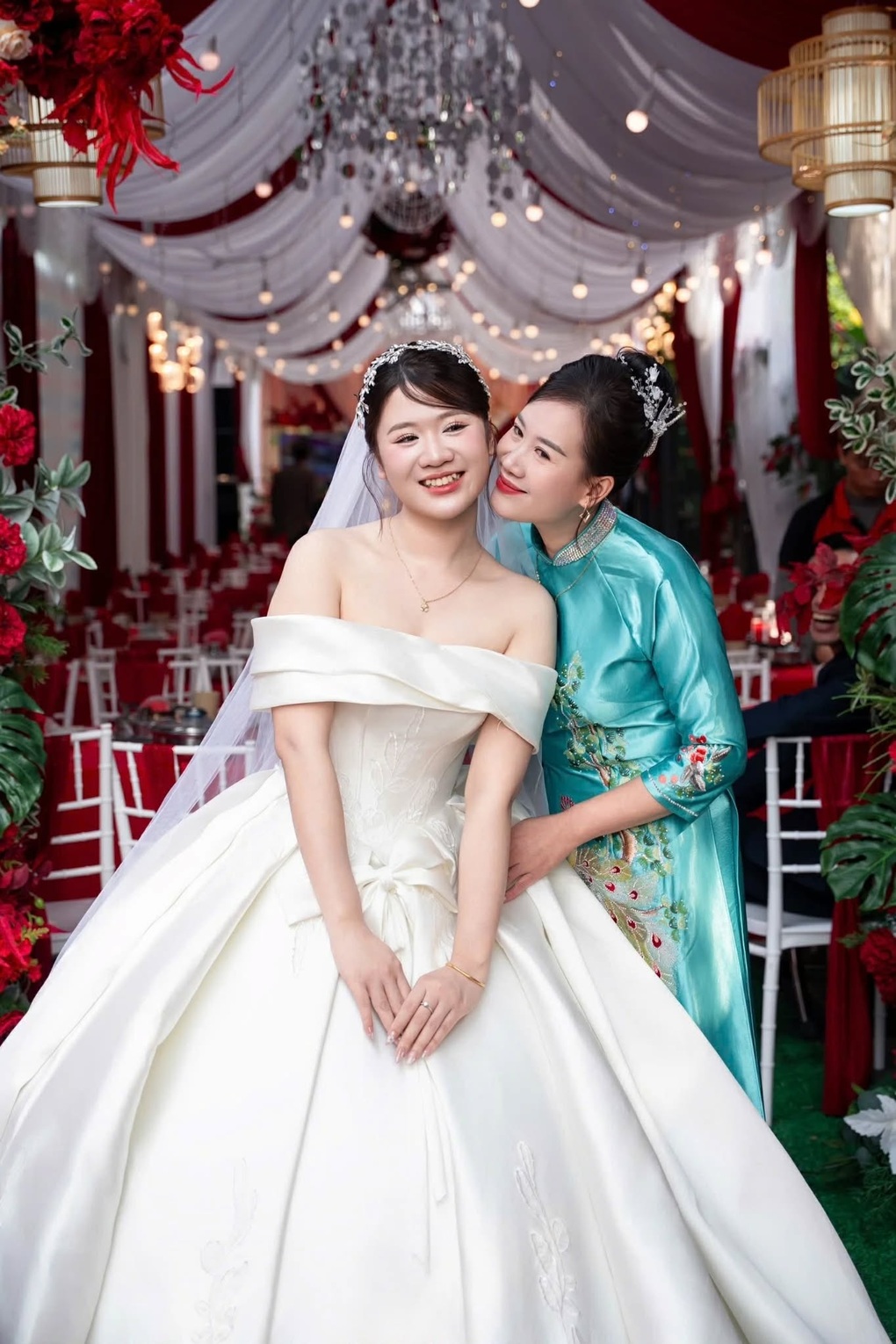 Đằng sau khoảnh khắc cô dâu Hưng Yên xinh đẹp khóc, mẹ cười rạng rỡ gây sốt - 3