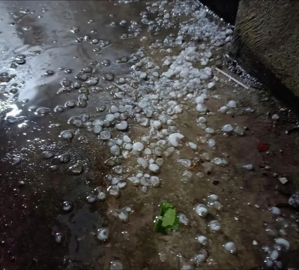 Mưa đá xuất hiện tại Hà Nội sáng 30-3. Ảnh do người dân chia sẻ IMG_6910.jpeg